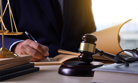 Cechy dobrego adwokata – dowiedz się, z jakim prawnikiem warto współpracować