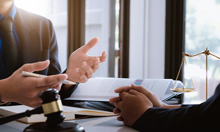 Jak wybrać adwokata? – Kilka praktycznych wskazówek